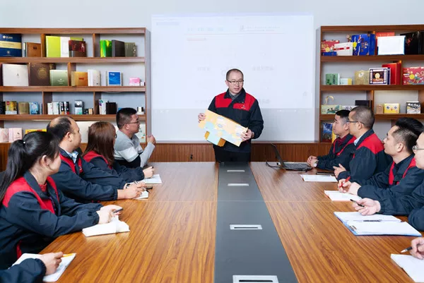 鑫美工厂赖工开会